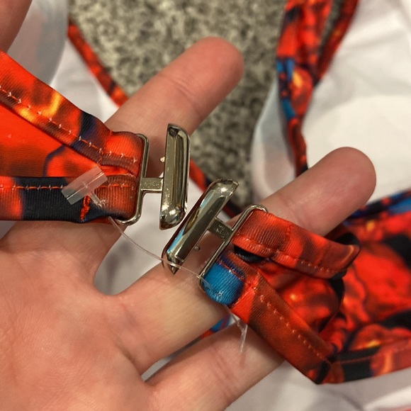 NWT dressfo size 6 two piece bikini 💕 beautiful vibrant, red and blue flowers - Picture 15 of 17